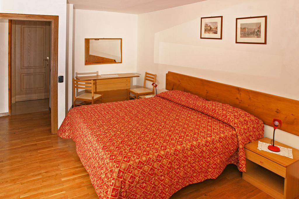 Hotel Biancaneve Oulx Szoba fotó